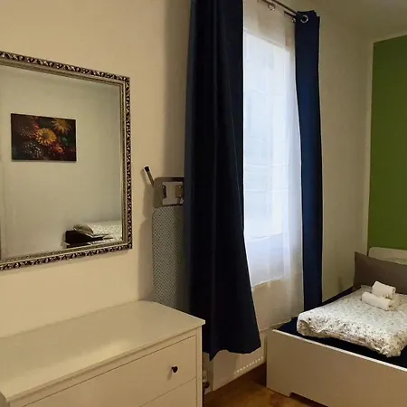 1 Bed Sleeps 5 Views Apartment