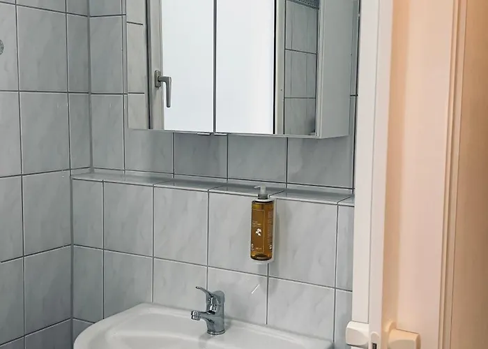 1 Bed Sleeps 5 Views Apartment *