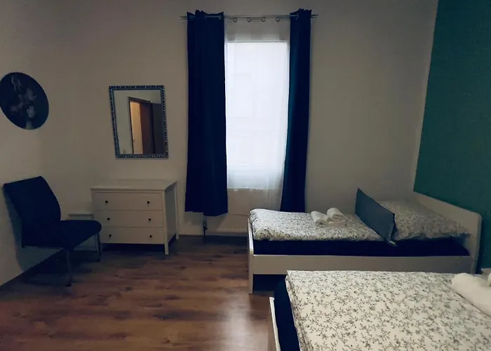 Apartment 1 Bed Sleeps 5 Views *